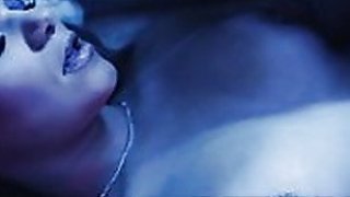 Sống chung nhà với cô chị cùng cha khác mẹ