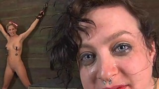 Đầu tiên là quan hệ với bạn của mẹ kế, sau đó trở thành quan hệ tay ba