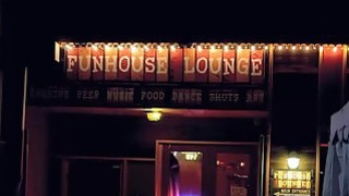 Con gái riêng bú chuối cho dượng trong lễ mừng năm mới cùng gia đình