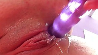 Một nữ thần mặc trang phục cổ xưa, đang thủ dâm khỏa thân, nhảy múa và xoa ngực bằng cả hai tay