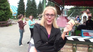 Anh nhân viên văn phòng say xỉn thì bị em lao công nhìn thấy