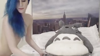 Không dễ để người tiếp viên có thể cung cấp dịch vụ. Cô ấy sợ bị phát hiện nên phải dùng ghế chặn cửa.