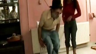 Nữ y tá lành nghề giúp bệnh nhân xuất tinh