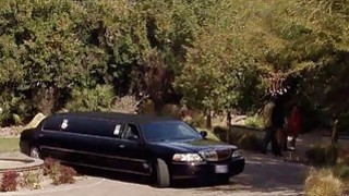 Thức dậy sau bữa tiệc rượu công ty, tôi đang ở nhà cô đồng nghiệp