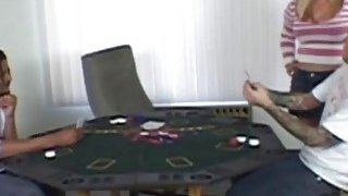 Chị kế nứng lồn và cậu em trai số hưởng