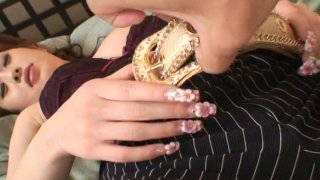 Cháu gái vừa sang chơi đã bị vợ yêu người chồng chú gạ chịch