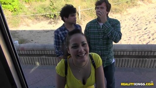 Người chồng đụ có 1 phút mỗi đêm, bà xã ra khỏi phòng thì gặp bố