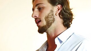 Yêu xa, cô nàng "đi ngoài" anh người yêu khi bị cấp trên bắt ở chung phòng khi đi công tác