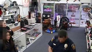 Thấy chị thủ dâm dưới bếp, em trai lao vào địt