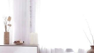 Cô gái xinh đẹp và gợi cảm nổi tiếng thổi kèn cho con trai trong khi chồng đang làm việc