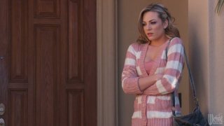 Dù biết sai trái nhưng thầy giáo trẻ lại bị cô học trò dẫn vào khách sạn