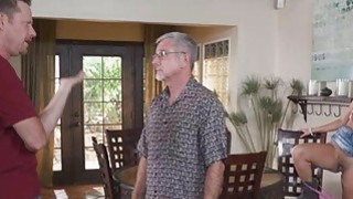 Chú rể say rượu cô dâu nứng lồn địt nhau cùng bạn thân