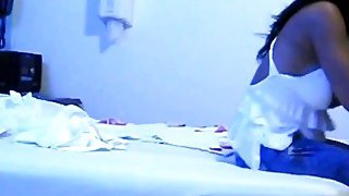 Ngỡ ngàng với cặp vú của những đứa em kế