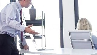 Bạn trai ra ngoài, cô gái bị nhân viên quán lén lút gạ địt