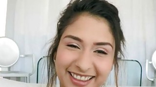 được chị nhà đối diện dâm giải nứng lồn cho