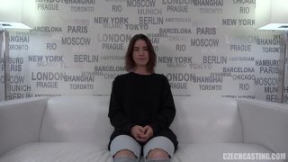 Ba mẹ đi vắng, anh trai ở nhà gạ làm tình với cô em gái