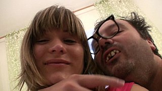 SIRO-4918, SIRO-4918 Mana, người làm việc tại một hiệu thuốc, rất nhút nhát đến nỗi mặt cô ấy đỏ bừng khiến mọi người không thể chịu nổi