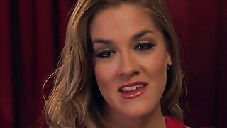 Sống chung nhà với cô chị cùng cha khác mẹ