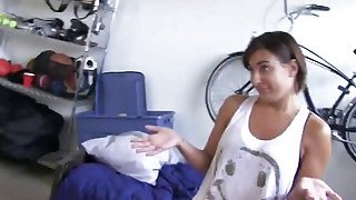 Cô gái trẻ JVID sử dụng dụng cụ đo để đo vòng một và lấy máy rung ra để thủ dâm!