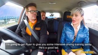 Con số này thực sự đáng kinh ngạc. Quần jean và bốt dài là trang phục tiêu chuẩn cho giá súng.