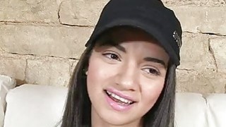 Cô gái trẻ da trắng bị treo lên và quan hệ tình dục, và âm hộ được cạo sạch là một cách chơi mới mẻ!