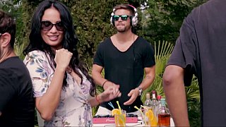 Cô gái tuyệt vời nhất đã quyến rũ tôi, anh ta trông thật dâm đãng.