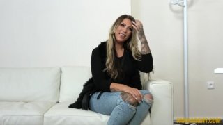 Quản lý già rất cứng nhưng em thư ký rất dâm đãng nên…