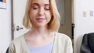 Kính cận ngồi xoa bím