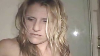 Một cô gái xinh đẹp có đôi chân dài đang nghỉ ngơi để trò chuyện và chụp bức ảnh thứ hai. Liếm và quan hệ bằng miệng, bế chân cô ấy trên vai và cưỡi mạnh...