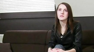 Cô gái mặc quần short táo bạo để lộ âm hộ trước ống kính và thủ dâm cho đến khi lên đỉnh