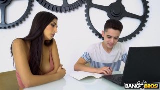 Xem phim Sex Education, tôi nặng lòng nghĩ về 2 mẹ con ...