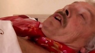 Hẹn hò tại khách sạn với một người đẹp gợi cảm, mặc đồ hầu gái có vòng ba to béo, chiếc lưỡi mềm mại liếm dương vật và đưa sâu vào âm hộ...