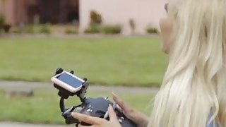 Anh Tần cặp kè với nữ thần cúp E "Bảo Nhị", một người mẫu thiên thần cao 172cm sinh năm 1996, là nữ phát thanh viên chuyên nghiệp trên một sân khấu nào đó, con gái của một ông chủ siêu thị lớn, một người da trắng thực thụ, giàu có và xinh đẹp...