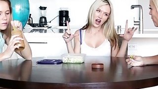 đằng sau khuôn mặt ngây thơ với chiếc kính cận là một dâm nữ