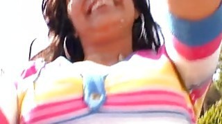 Một cô gái gợi cảm với ngoại hình xinh đẹp, khoe khuôn mặt trong đôi tất đen và thể hiện niềm đam mê của mình. Cô ta luôn để lộ mặt và nói những lời tục tĩu, và dùng đạo cụ để nhét vào âm hộ của mình. Có rất nhiều nước dâm dục