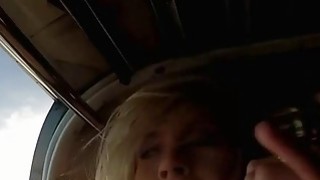 Qua sửa giúp điều hoà, quan hệ luôn cô hàng xóm