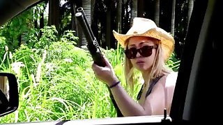 Cô gái xinh đẹp cưỡi ngựa Nguồn: @swaglive