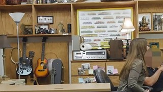 Người má chiều chuộng cậu con trai hết mực, ngay cả khi con bổng dưng “cương cứng”