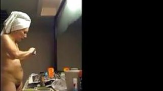 Mẹ cạn lời trước đứa con thủ dâm với quần lót của mình nên quyết định giáo dục