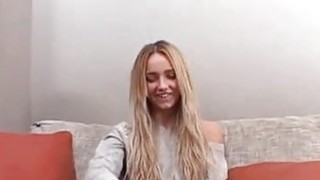 Người phụ nữ trẻ khát nước