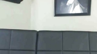 Câu chuyện lỡ tàu rồi lại ngủ nhờ nhà cô nhân viên nữ, rồi lại …xxx