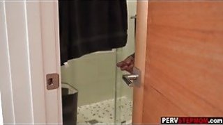 Xoạc má của bạn cùng lớp khi đến chơi nhà