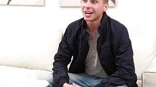 Cưới người vợ đẹp con trai không biết hưởng, bố bắt đi bàn việc làm ăn rồi ở nhà trả bài con dâu