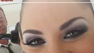 Nam nhân viên ngủ nhờ nhà cấp trên nữ sau khi trể tàu về nhà