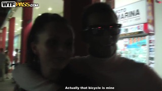 Hội chị em dâm đãng vắt kiệt tinh trùng của thanh niên trẻ