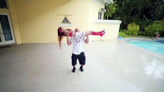 Cô gái nghiện tình dục về nhà từ trường và đòi quan hệ tình dục, và đã đạt cực khoái nhiều lần