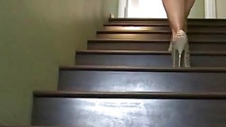 Lút cán cô bạn thân mải xem điện thoại