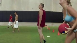 Giáo viên thể dục xinh đẹp bị cưỡng hiếp