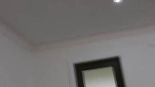 đứa con gái ngây thơ muốn bố dượng tắm cùng và thấy cái ấy của bố cứng