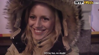 Một người phụ nữ đã kết hôn gợi cảm đang ngâm chân trong bồn, bước thẳng vào phòng, cởi quần áo và xuất tinh vào bên trong âm hộ.